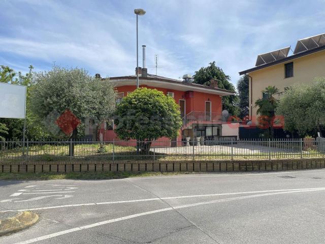 Casa in vendita a Solza, Bergamo