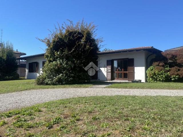 Casa in vendita a Bizzarone, Como