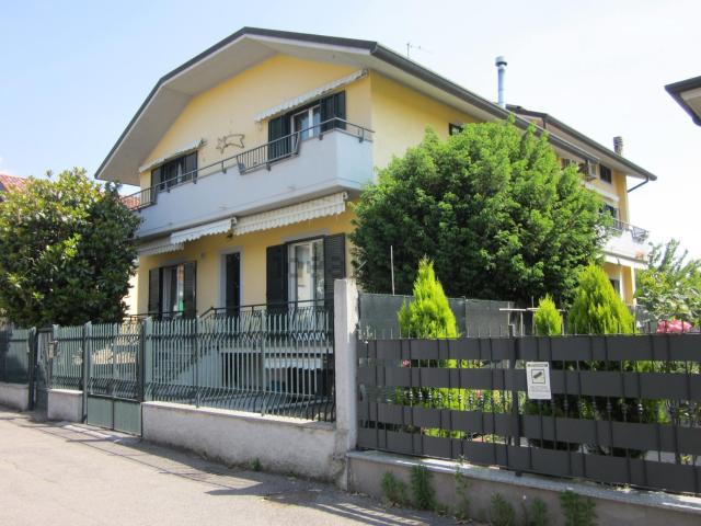 Casa in vendita a Limbiate, Lombardia