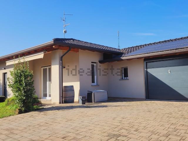 Casa in vendita a Rovate, Carnago