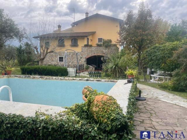 Casa in vendita a Isola, Luni