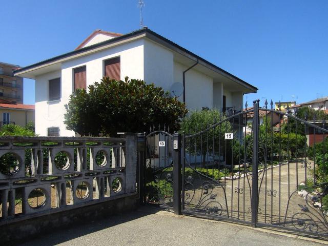Casa in vendita a Sannazzaro de' Burgondi, Pavia
