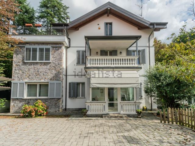 Casa in vendita a Malnate, Lombardia