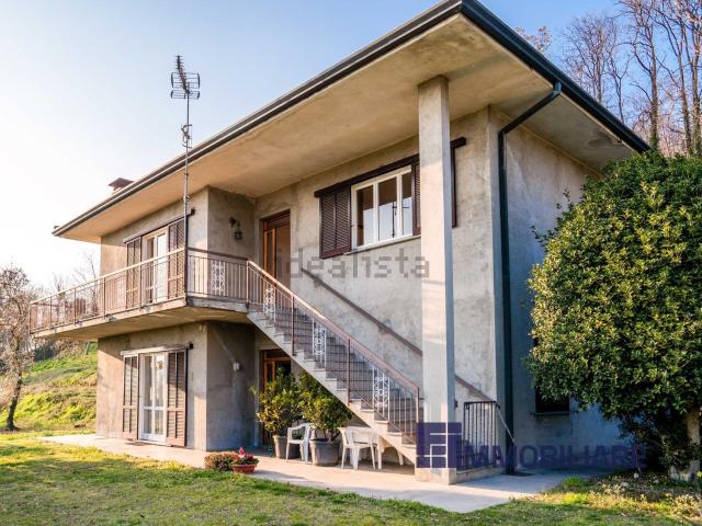 Casa in vendita a Angera, Lombardia