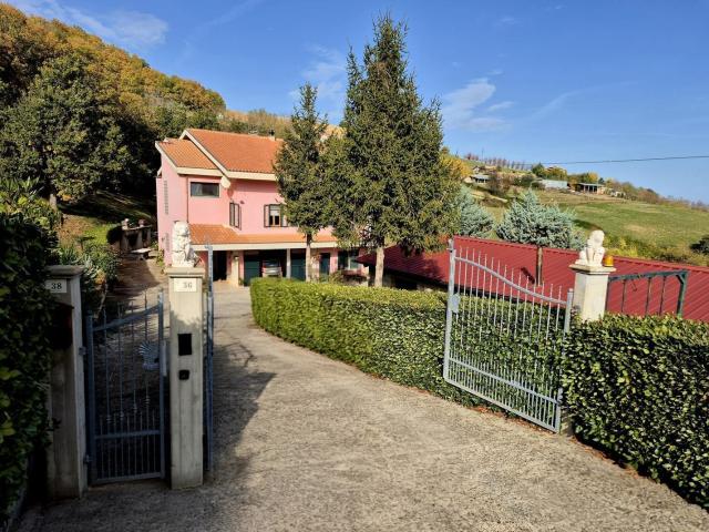 Casa in vendita a Castiglione Messer Raimondo, Teramo