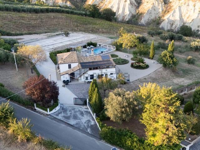 Casa in vendita a Colle di Sale, Città Sant'Angelo
