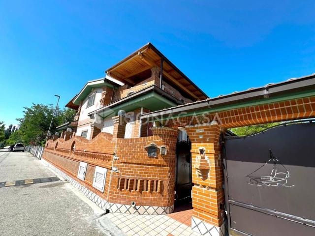 Casa in vendita a Roseto Degli Abruzzi, Abruzzo