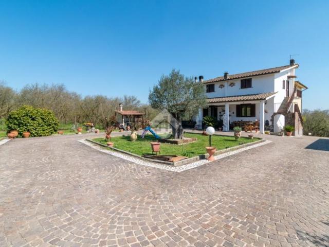 Casa in vendita a Ronciglione, Lazio
