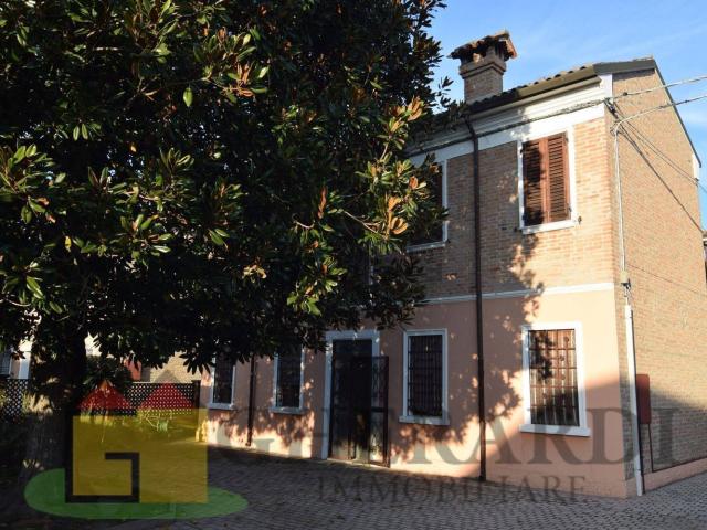 Casa in vendita a Ferrara, Reggio Emilia