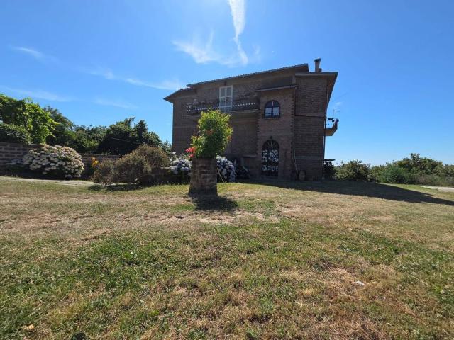 Casa in vendita a Caprarola, Lazio