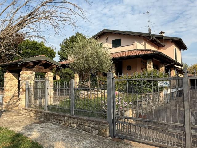 Casa in vendita a Sannazzaro de' Burgondi, Pavia