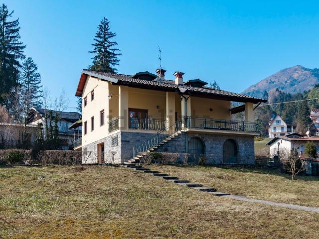 Casa in vendita a Rovetta, Lombardia