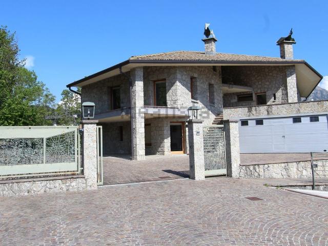 Casa in vendita a Rovetta, Lombardia