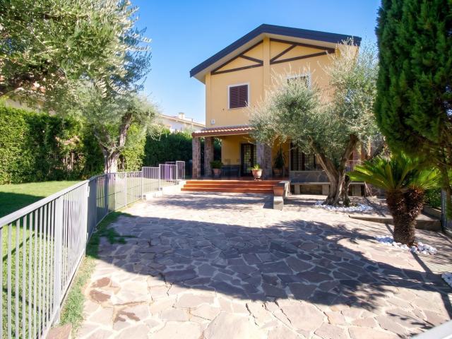 Casa in vendita a Parco Azzurro, Colleverde