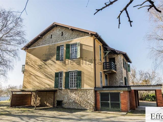 Casa in vendita a Angera, Varese