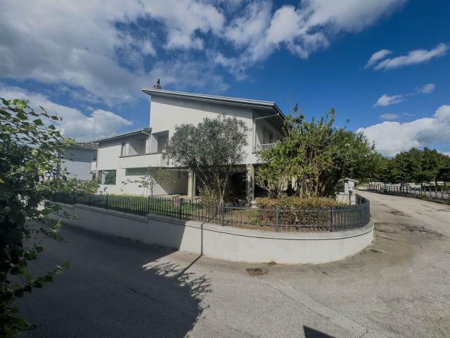 Casa in vendita a Foligno, Umbria