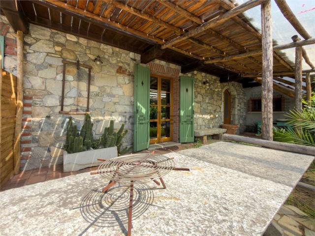 Casa in vendita a Angera, Lombardia