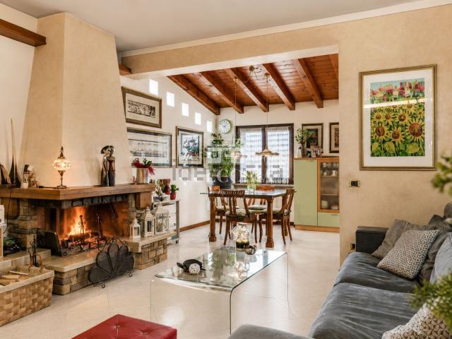 Casa in vendita a Peschiera Del Garda, Veneto