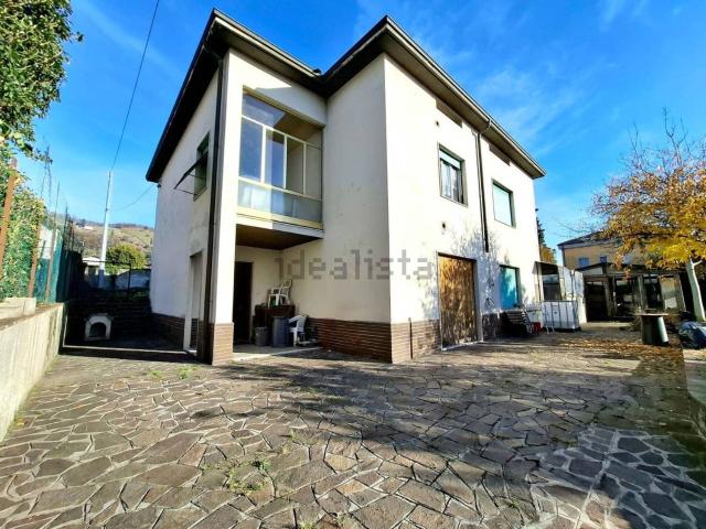 Casa in vendita a Scanzorosciate, Lombardia