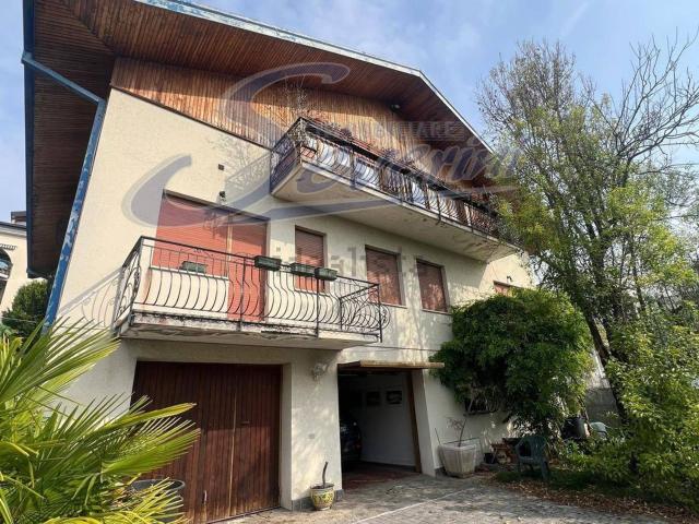 Casa in vendita a Uggiate Trevano, Lombardia