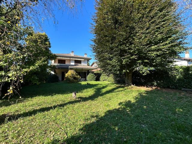 Casa in vendita a Vedano Olona, Lombardia