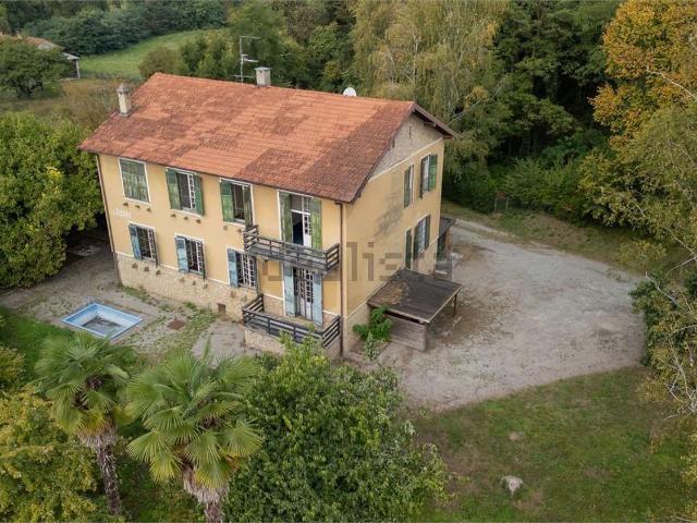 Casa in vendita a Angera, Varese