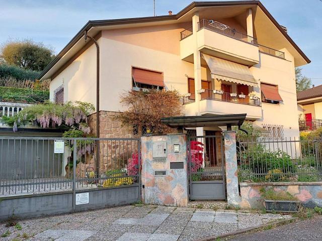 Casa in vendita a Tradate, Lombardia