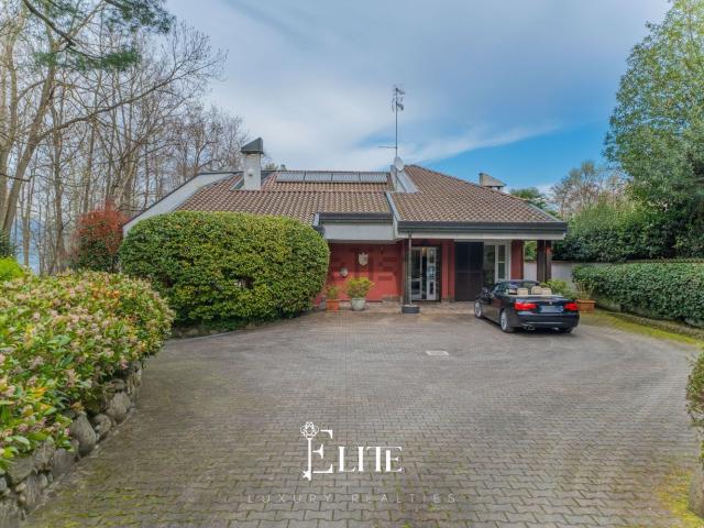 Casa in vendita a Ranco, Lombardia
