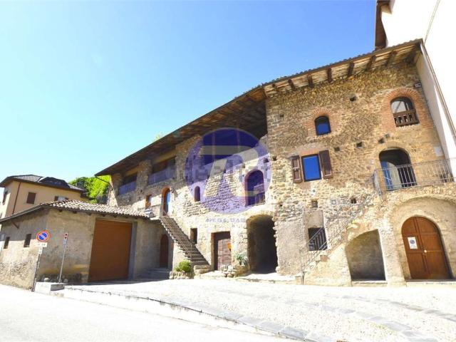 Casa in vendita a Comunità Montana della Valle Brembana, Zogno