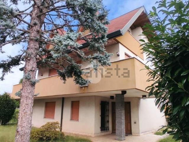 Casa in vendita a Ferno, Lombardia