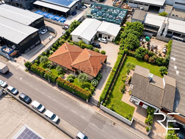 Casa in vendita a Zona Artigianale di Via Quattro Novembre, San Zeno Naviglio