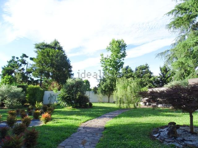 Casa in vendita a Lesmo, Lombardia