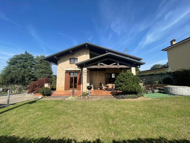 Casa in vendita a Besana In Brianza, Lombardia