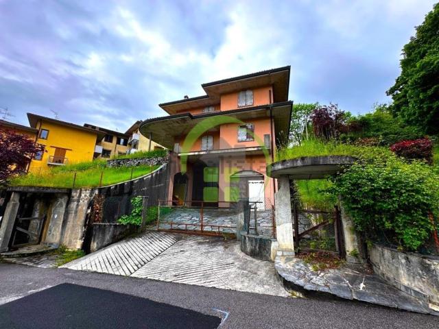 Casa in vendita a Colzate, Lombardia
