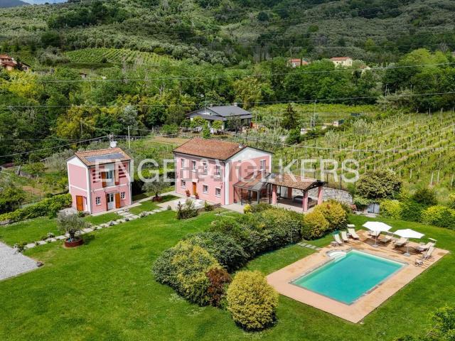 Casa in vendita a Isola, Luni