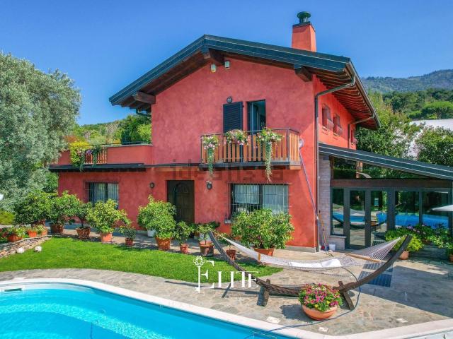 Casa in vendita a Barasso, Lombardia