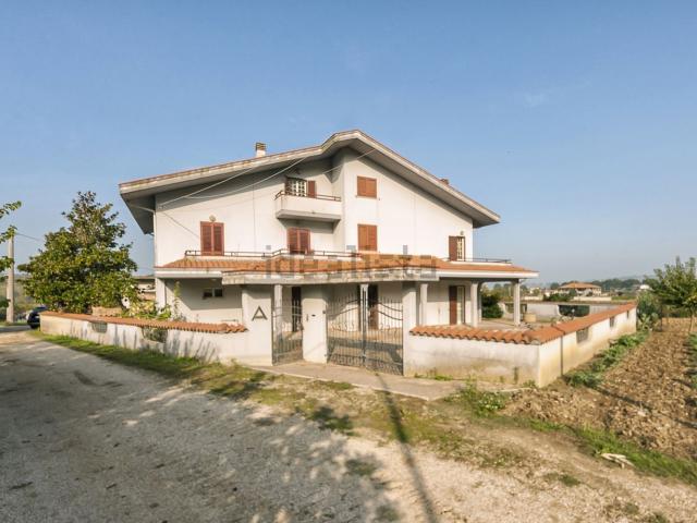 Casa in vendita a Collecorvino, Abruzzo