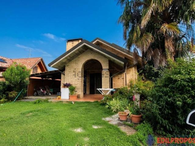 Casa in vendita a Misinto, Lombardia