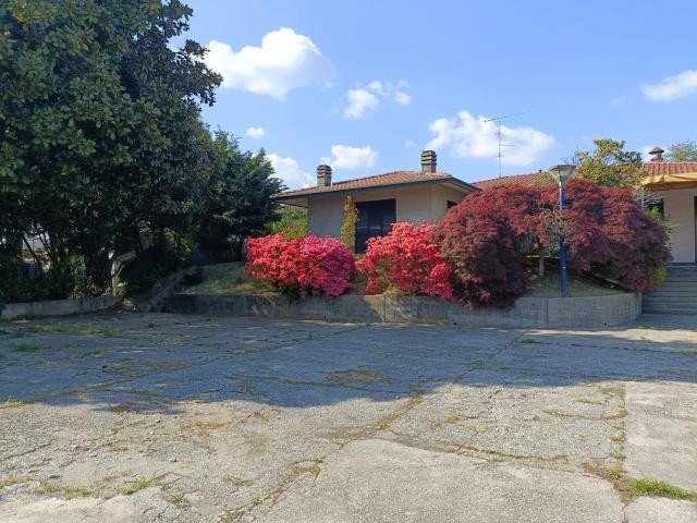 Casa in vendita a Bizzarone, Como