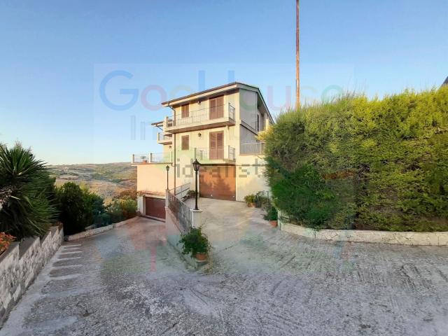 Casa in vendita a Monterosso Almo, Sicilia