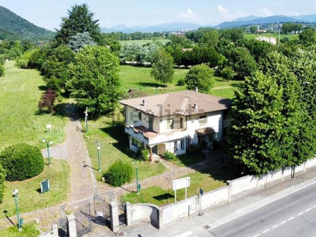 Casa in vendita a Rovato, Lombardia