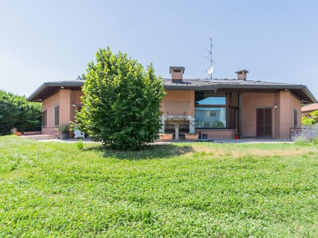 Casa in vendita a Carbonate, Lombardia