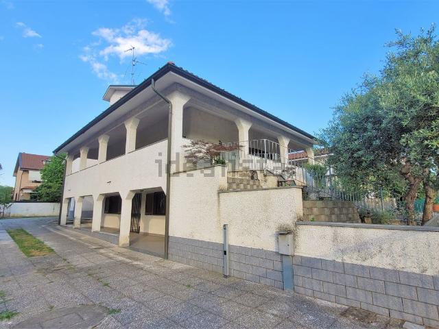 Casa in vendita a Calvignasco, Lombardia