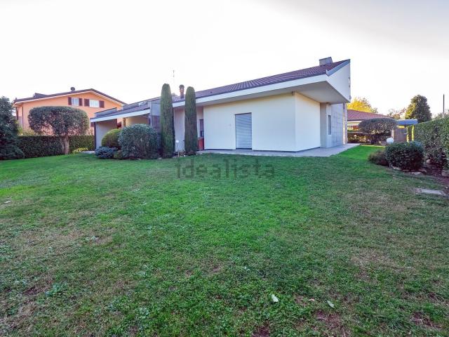 Casa in vendita a Molteno, Lecco