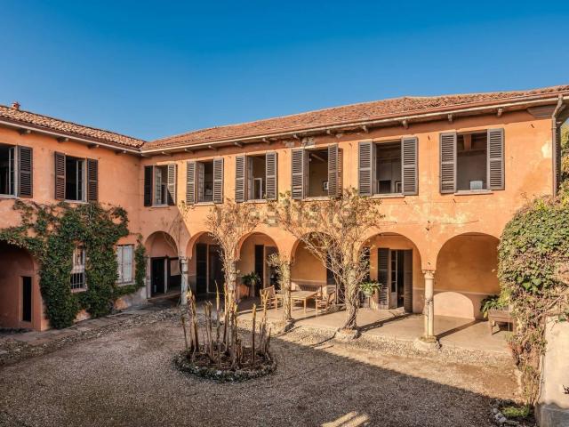 Casa in vendita a Carnago, Lombardia