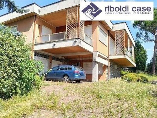 Casa in vendita a Carugo, Lombardia