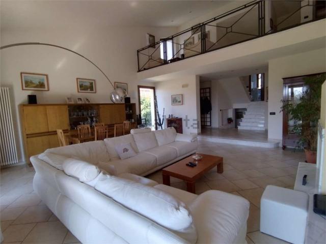 Casa in vendita a Nicola, Isola