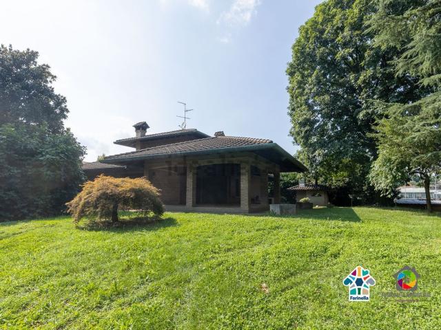 Casa in vendita a Carugo, Lombardia