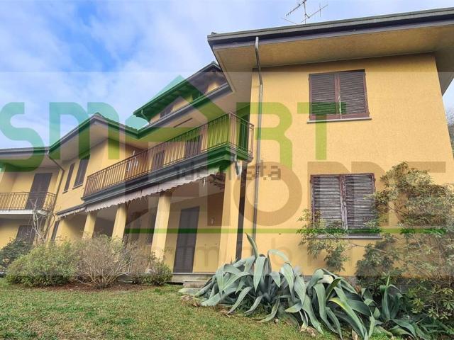 Casa in vendita a Ranco, Lombardia