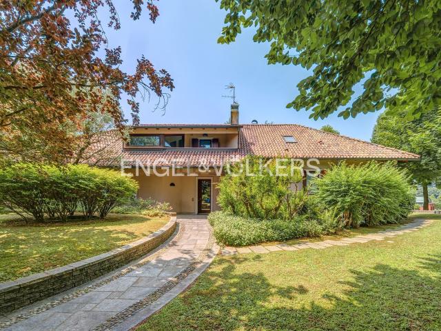 Casa in vendita a Barzago, Lombardia